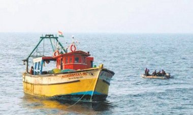 நாகை, காரைக்கால் மீனவர்கள் 21 பேர் இலங்கை கடற்படையினரால் கைது; 2 விசைப் படகுகள் சிறைபிடிப்பு