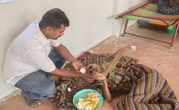 பாரத மாதா கொண்டாடி மகிழ்ந்த திரு.சக்திவேல் திவ்யா அவர்களின் திருமண நாள் அன்னதானம்