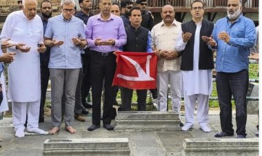 தியாகிகள் கல்லறைக்கு செல்ல அனுமதி மறுப்பு சுவர்ஏறி குதித்த முதல்வர் உமர் அப்துல்லா