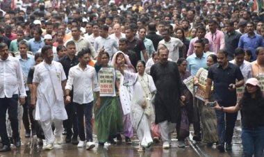 பாஜக ஆளும் மாநிலங்களில் வங்க மொழி பேசுவோருக்கு ‘துன்புறுத்தல்’ நடப்பதாக மம்தா கண்டன பேரணி!