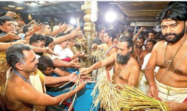 சபரிமலை ஐயப்பன் கோயிலில் பக்தர்களுக்கு பிரசாதமாக நெற்கதிர் வழங்கல்