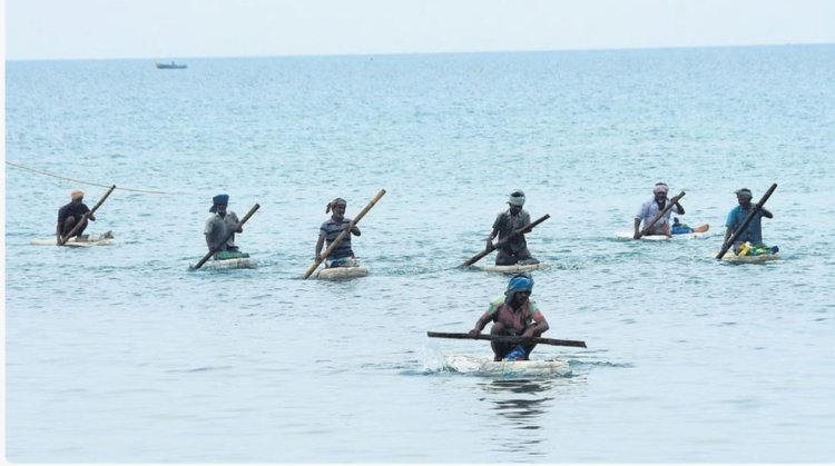 ரூ.1,000-ல் தெர்மகோல் கட்டுமரம்: ராமேசுவரம் மீனவர்களின் அசத்தல் உத்தி!