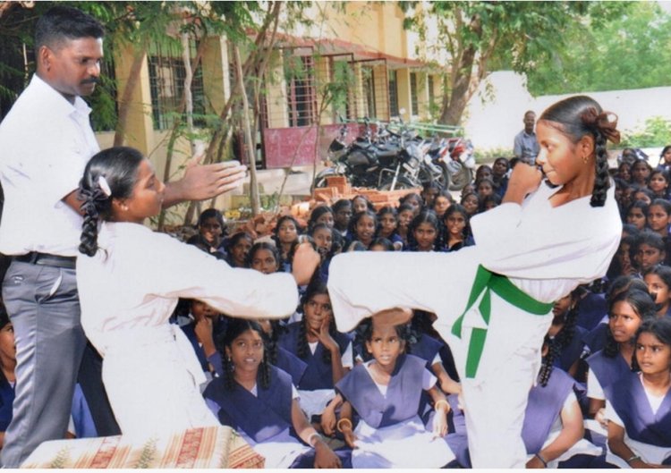 அரசு பள்ளி மாணவிகளுக்கு தற்காப்பு கலை பயிற்சி!