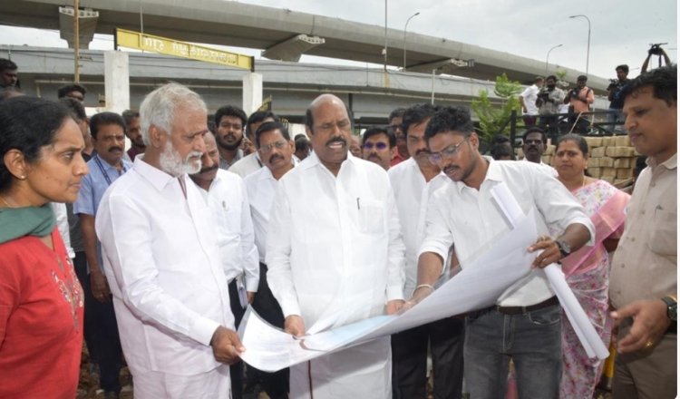 மத்திய கைலாஷ் பகுதியில் குடும்பத்தினர் ஒவ்வொருவருக்கும் கார் இருப்பதே போக்குவரத்து நெரிசலுக்கு காரணம்: எ.வ.வேலு கருத்து