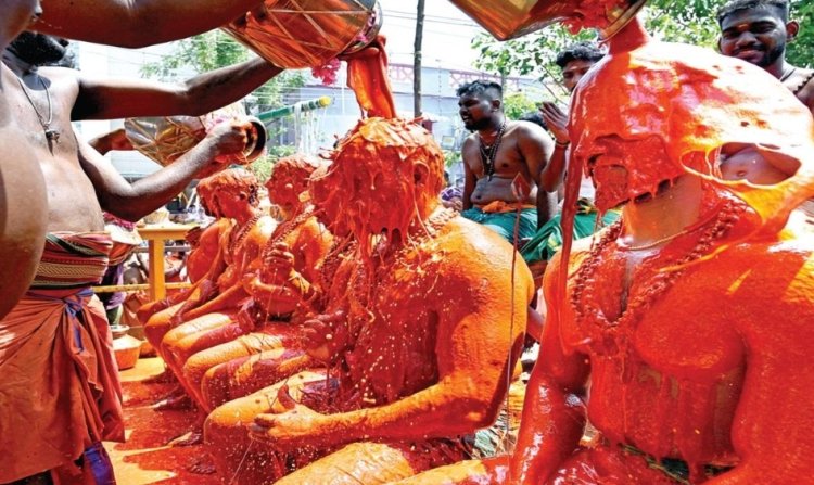 கொரட்டூர் நாகவல்லி அம்மன் கோயில் ஆடித் திருவிழா கோலாகலம்: மிளகாய் சாந்து கரைசலில் குளித்து பக்தர்கள் நேர்த்தி கடன்