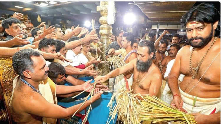 சபரிமலை ஐயப்பன் கோயிலில் பக்தர்களுக்கு பிரசாதமாக நெற்கதிர் வழங்கல்