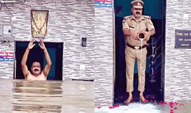 உ.பி.யில் வீட்டுக்குள் புகுந்த கங்கை நீரில் பால் ஊற்றி புனித நீராடிய போலீஸ் அதிகாரி