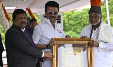 79-வது சுதந்திர தின விழா: ‘தகைசால் தமிழர்’ விருது காதர் மொகிதீனுக்கு வழங்கி கவுரவிப்பு