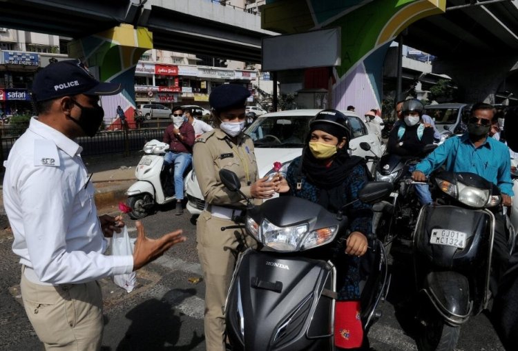 பாலியல் வன்கொடுமையை தவிர்க்க வீட்டிலேயே இருங்கள்' - குஜராத் போலீஸ் போஸ்டரால் சர்ச்சை