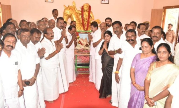 தீரன் சின்னமலை 220வது நினைவு நாள்: அதிமுக நிர்வாகிகள் மலர்தூவி மரியாதை