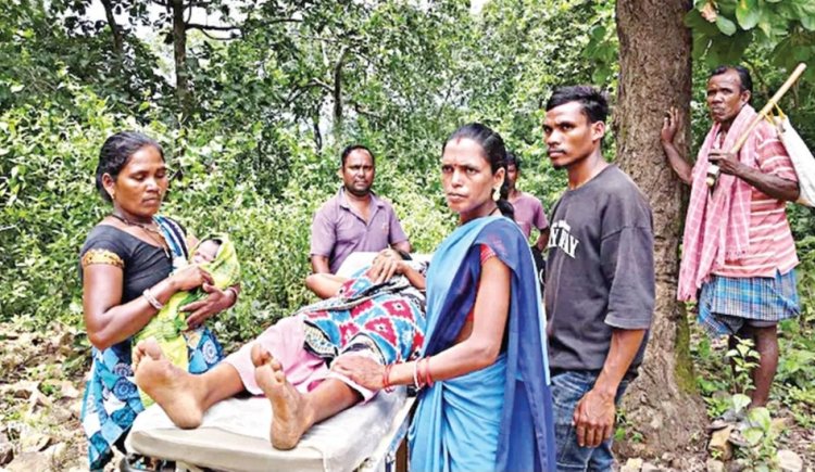 ஒடிசாவில் பாம்பு கடித்த தாயை 5 கி.மீ. தூரம் தோளில் சுமந்து சென்ற மகள்: காலதாமதத்தால் பறிபோன உயிர்