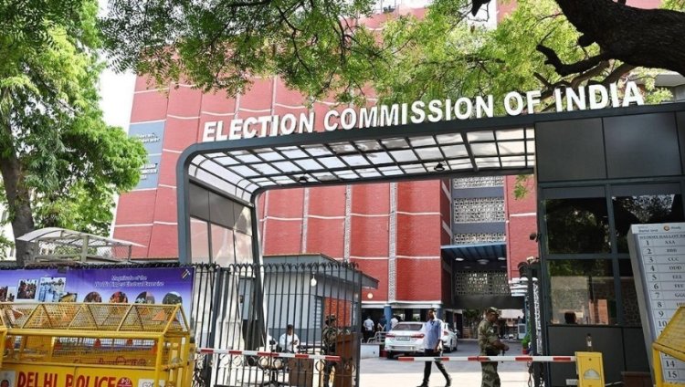 மேற்கு வங்கத்தில் வாக்காளர் பட்டியலில் குளறுபடி - 4 அதிகாரிகள் சஸ்பெண்ட்
