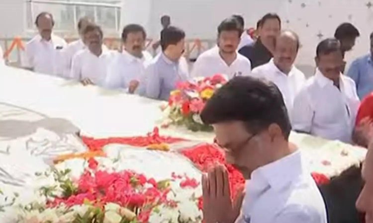 7-ம் ஆண்டு நினைவு நாள்- கலைஞர் நினைவிடத்தில் மு.க.ஸ்டாலின் மரியாதை