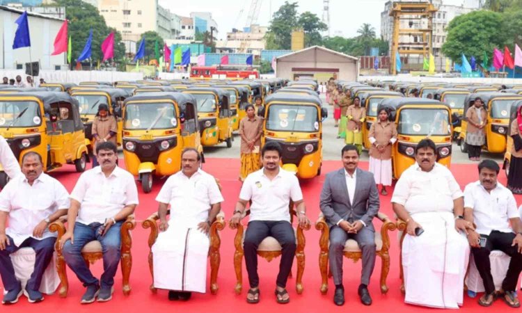 பெண்கள், திருநங்கை ஓட்டுநர்களுக்கு ரூ.1 லட்சம் மானியத்துடன் புதிய ஆட்டோ - உதயநிதி ஸ்டாலின் வழங்கினார்