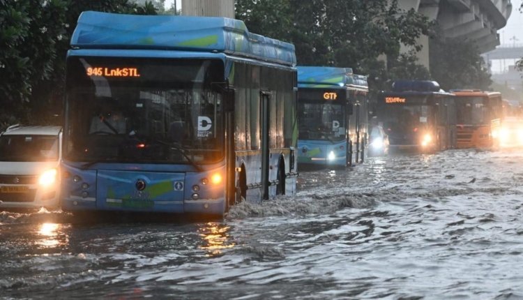 டெல்லியில் கனமழை: தாழ்வான பகுதிகளில் தேங்கிய மழைநீர்