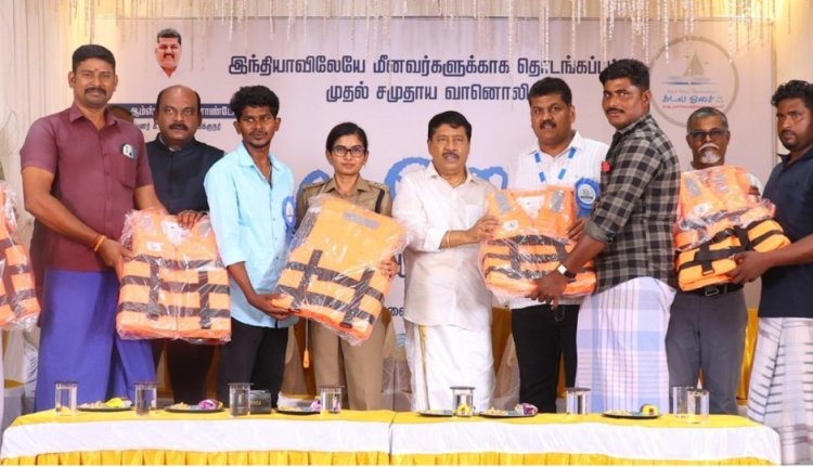 கடல் ஓசை சமுதாய வானொலி 10ம் ஆண்டு தொடக்க விழாவில் மீனவர்களுக்கு உயிர் காக்கும் கவசம் வழங்கப்பட்டது.