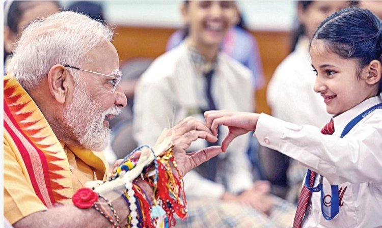 குழந்தைகள், பிரம்ம குமாரிகளுடன் ரக்‌ஷா பந்தன் கொண்டாடிய பிரதமர் மோடி