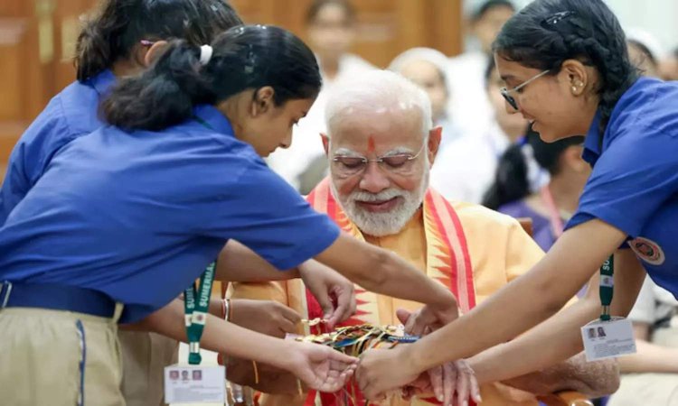 பள்ளிக்குழந்தைகளுடன்... பள்ளிக்குழந்தைகளுடன் ரக்‌சா பந்தன் கொண்டாடிய பிரதமர் மோடி