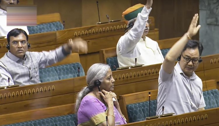 புதிய வருமான வரி மசோதா மக்களவையில் விவாதமின்றி நிறைவேற்றம்