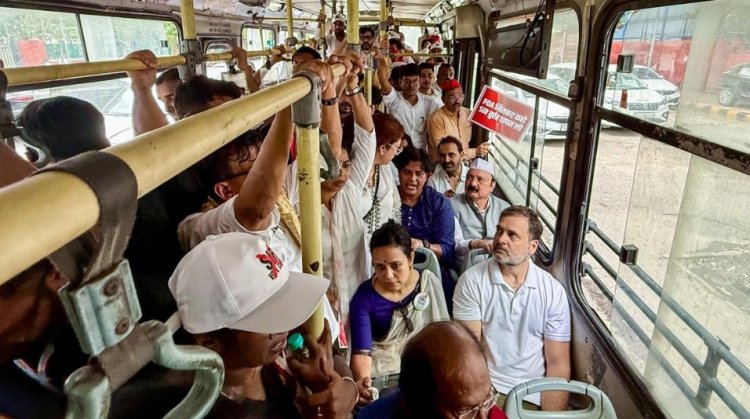 டெல்லியில் தேர்தல் ஆணையம் நோக்கி பேரணி செல்ல முயன்ற ராகுல், கார்கே, அகிலேஷ் உள்ளிட்ட எம்.பி.க்கள் கைது