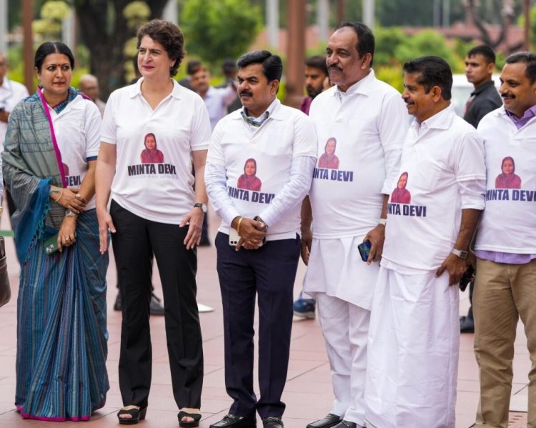 நாடாளுமன்ற வளாகத்தில் எதிர்க்கட்சி எம்.பி.க்கள் ஆர்ப்பாட்டம்: டி ஷர்ட்டில் இடம்பெற்ற ‘மின்டா தேவி’ யார்?