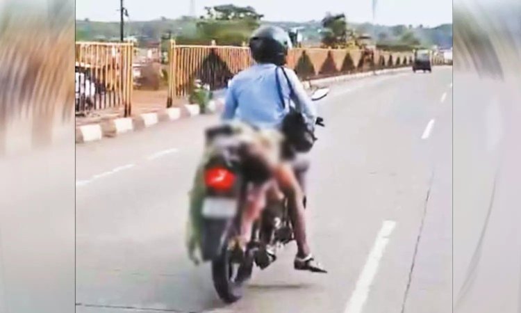பைக்கின் பின்னால் மனைவியின் உடலை கட்டி எடுத்துச்சென்ற வாலிபர்: நெஞ்சை உருக்கும் அதிர்ச்சி சம்பவம்