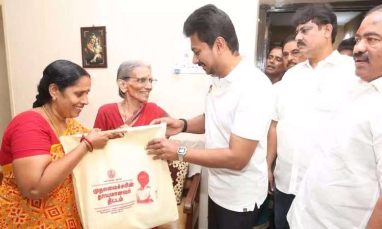 வயது முதிர்ந்த பயனாளிகளின் இல்லங்களுக்கு நேரில் சென்று ரேஷன் பொருட்களை வழங்கிய உதயநிதி ஸ்டாலின்