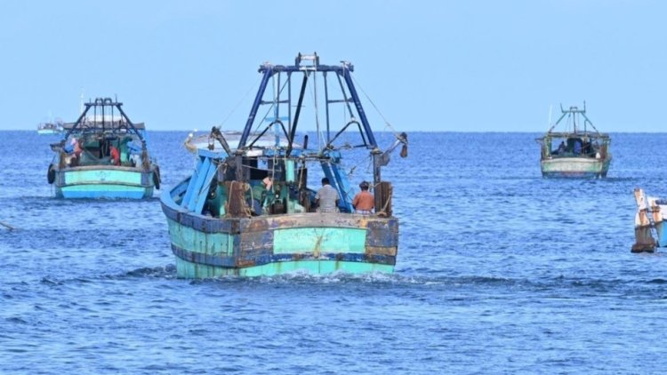 தமிழக மீனவர்கள் 8 பேருக்கு ரூ.9 லட்சம் அபராதம், 16 பேருக்கு காவல் நீட்டிப்பு: இலங்கை கோர்ட் உத்தரவு