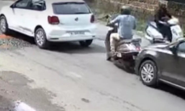 கேரளா 2 கார்களுக்கு இடையே சிக்கிய ஸ்கூட்டர் - தூக்கி வீசப்பட்ட நபர் உயிர்பிழைத்த அதிசயம்