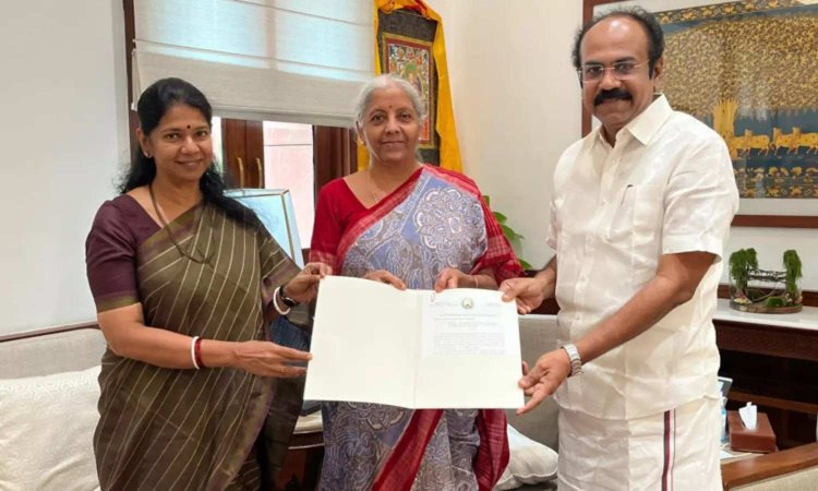 மத்திய மந்திரி நிர்மலா சீதாராமனுடன் கனிமொழி எம்.பி. மற்றும் அமைச்சர் தங்கம் தென்னரசு சந்திப்பு டெல்லியில் இந்த சந்திப்பு நடைபெற்றது.;