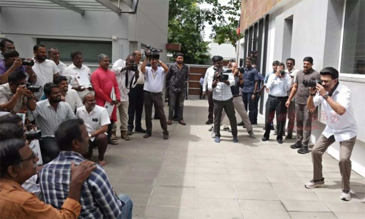 உலக புகைப்பட தினம்: புகைப்பட கலைஞர்களை போட்டோ எடுத்து அசத்திய மு.க.ஸ்டாலின்